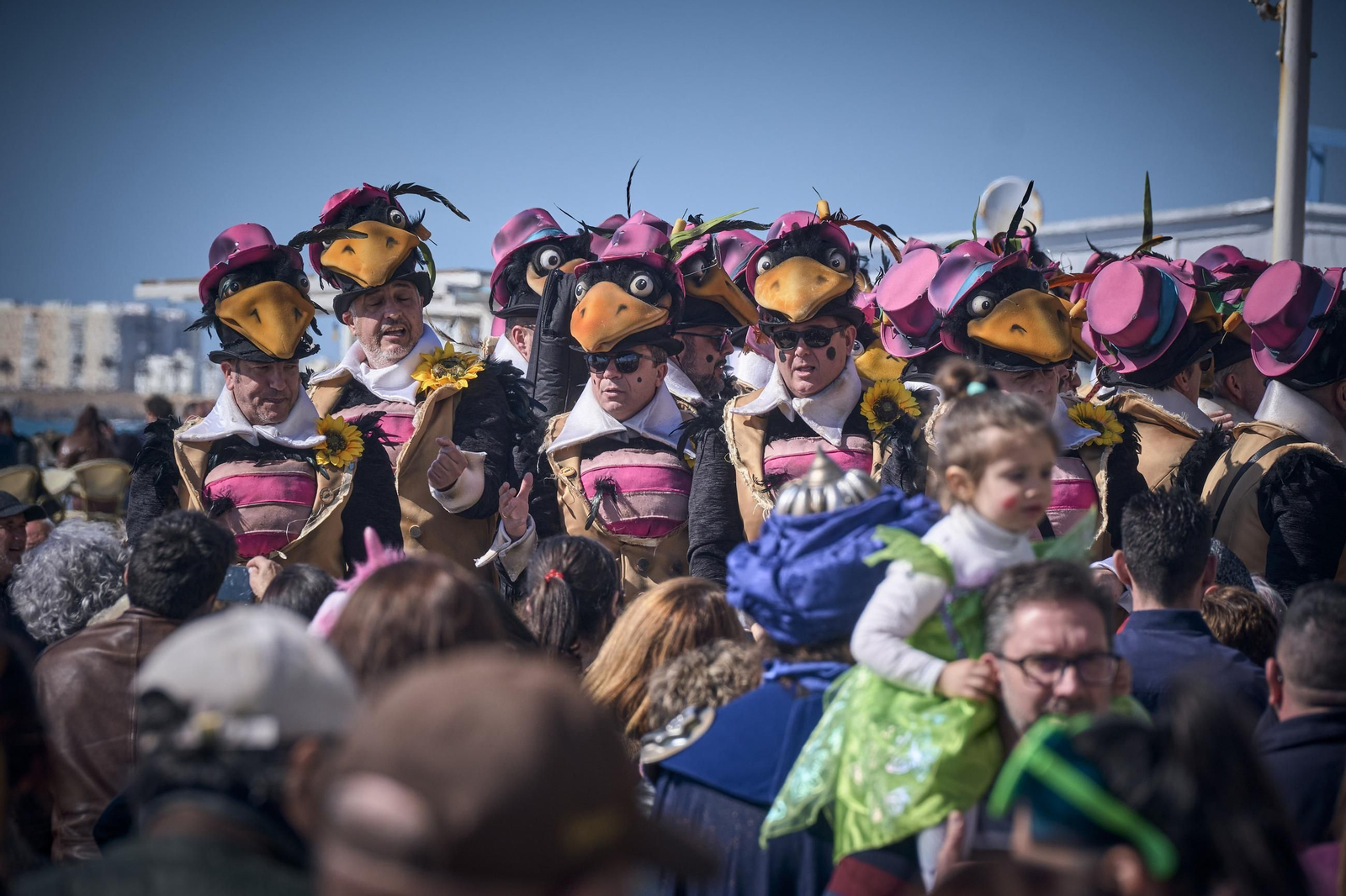 El coro 'Los negros' cantando en el Paseo Marítimo en 2023.