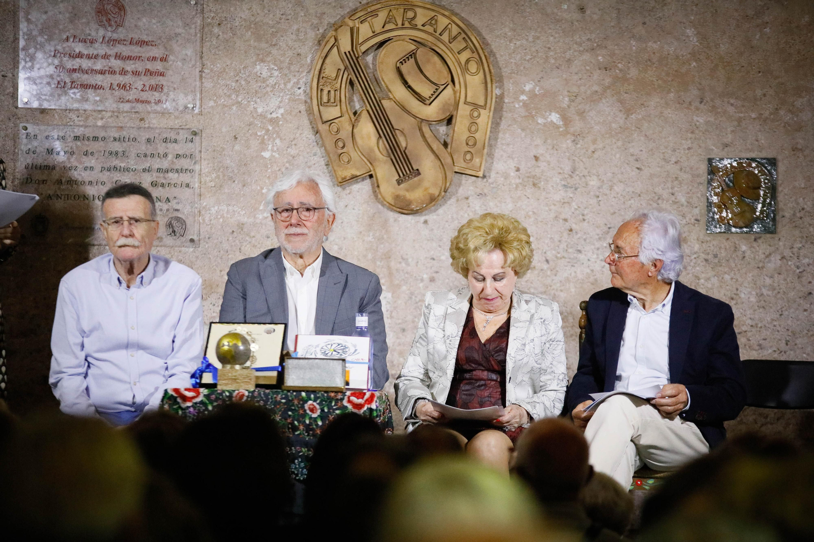 Entrega de Anagrama de Oro y Brillantes de la Ciudad de Almería a Andrés Caparrós en imágeness