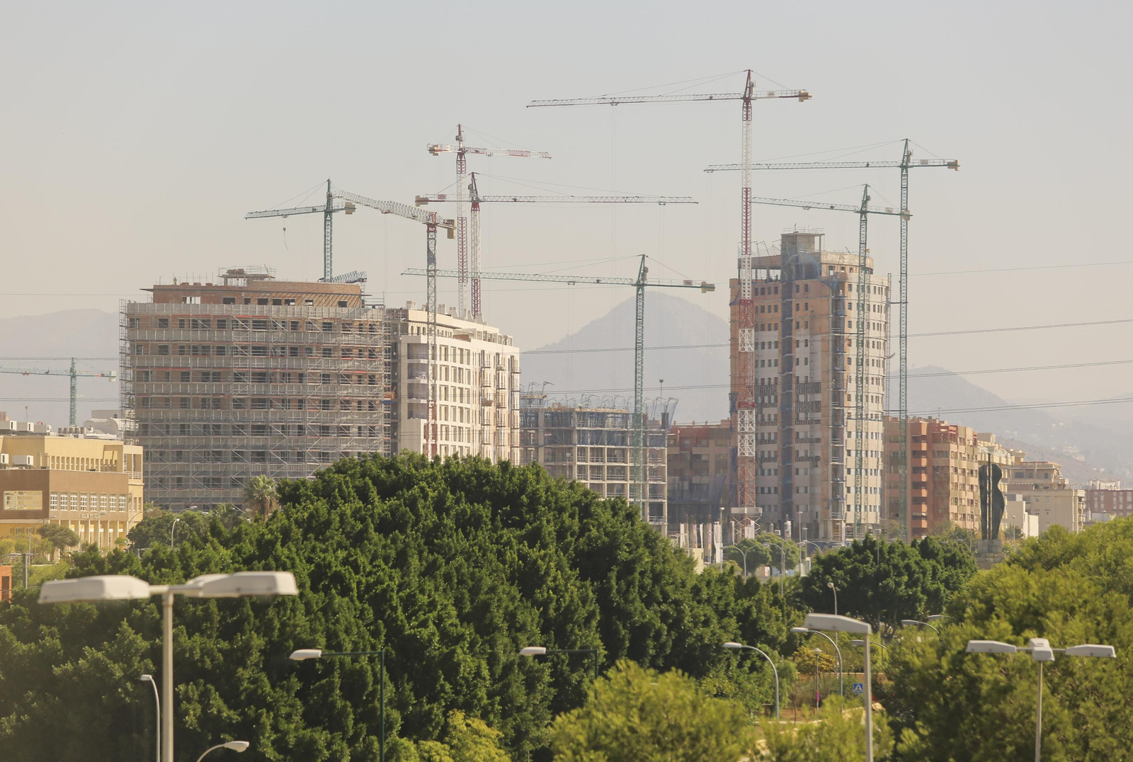 Imagen de archivo de varias promociones de viviendas en la zona de Teatinos.