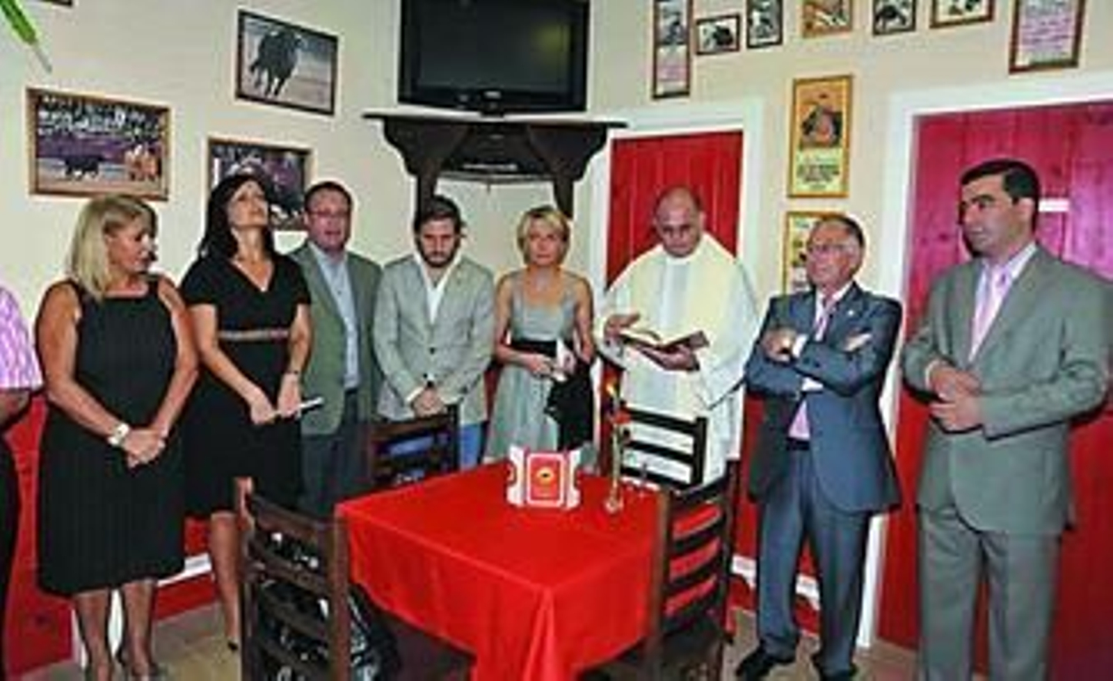 Amat y miembros de su equipo de gobierno con Enrique Fernández en el momento de la bendición.