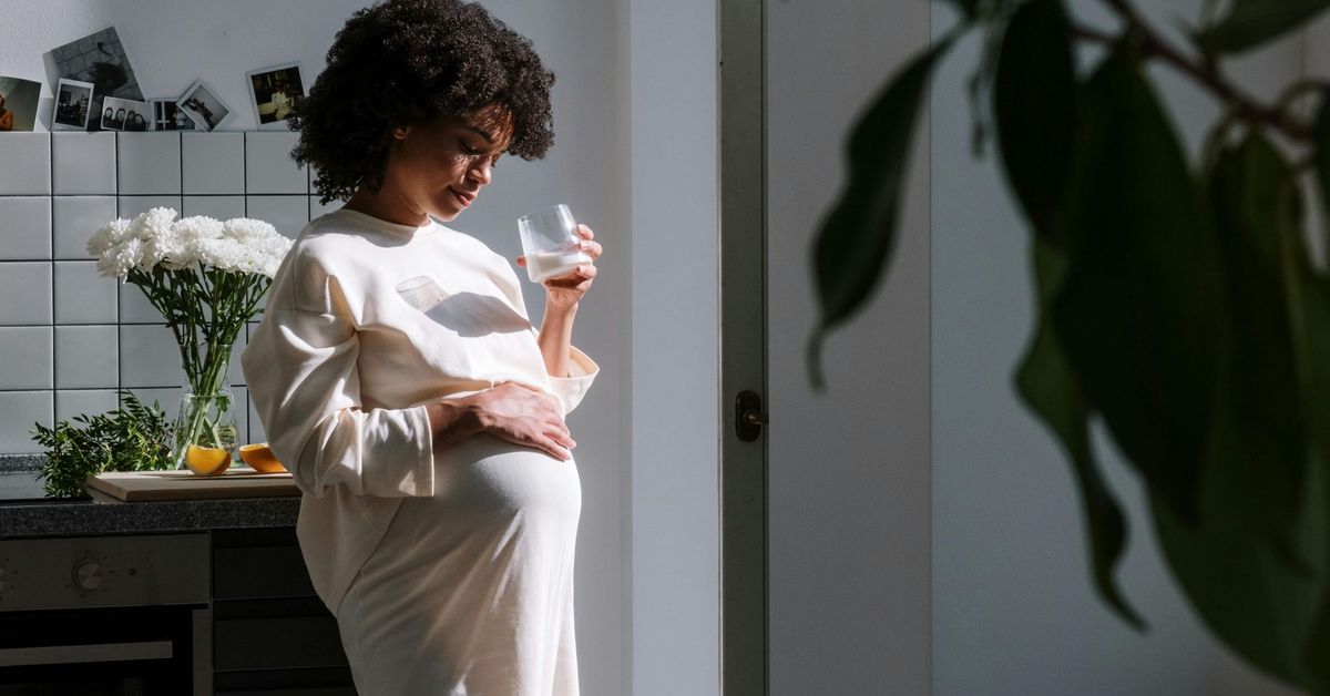 Vive un embarazo con estilo con las prendas premamá que no pueden faltar en tu armario