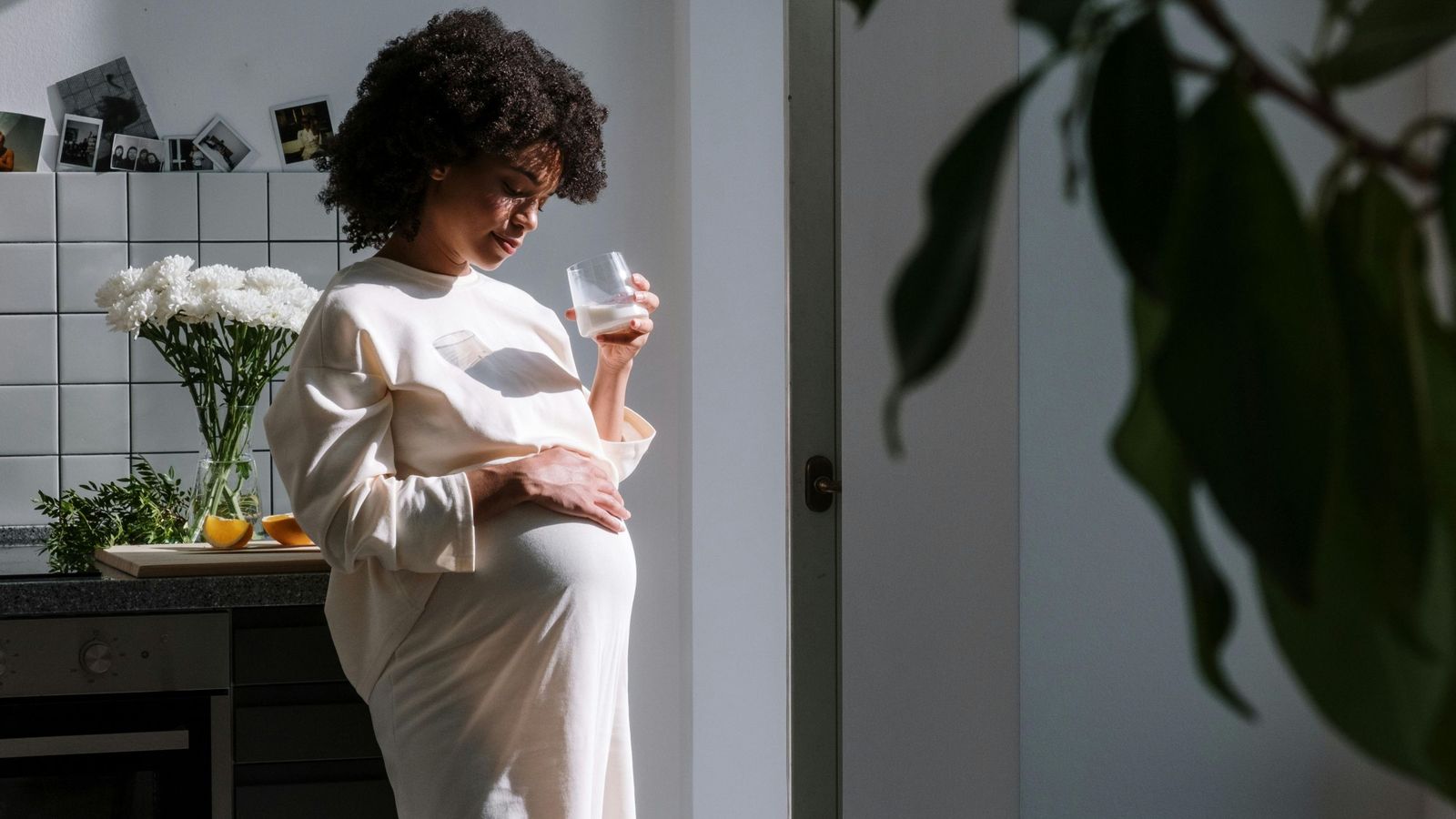 Vive un embarazo con estilo con las prendas premamá que no pueden faltar en tu armario