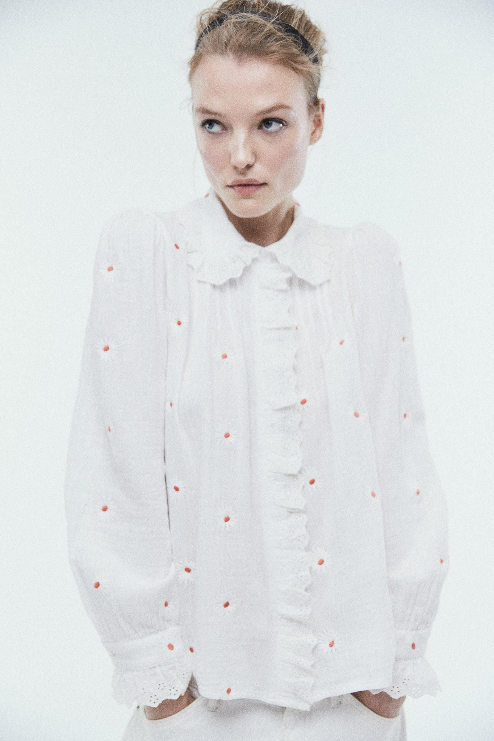 Blusa de margaritas bordadas de Sfera.