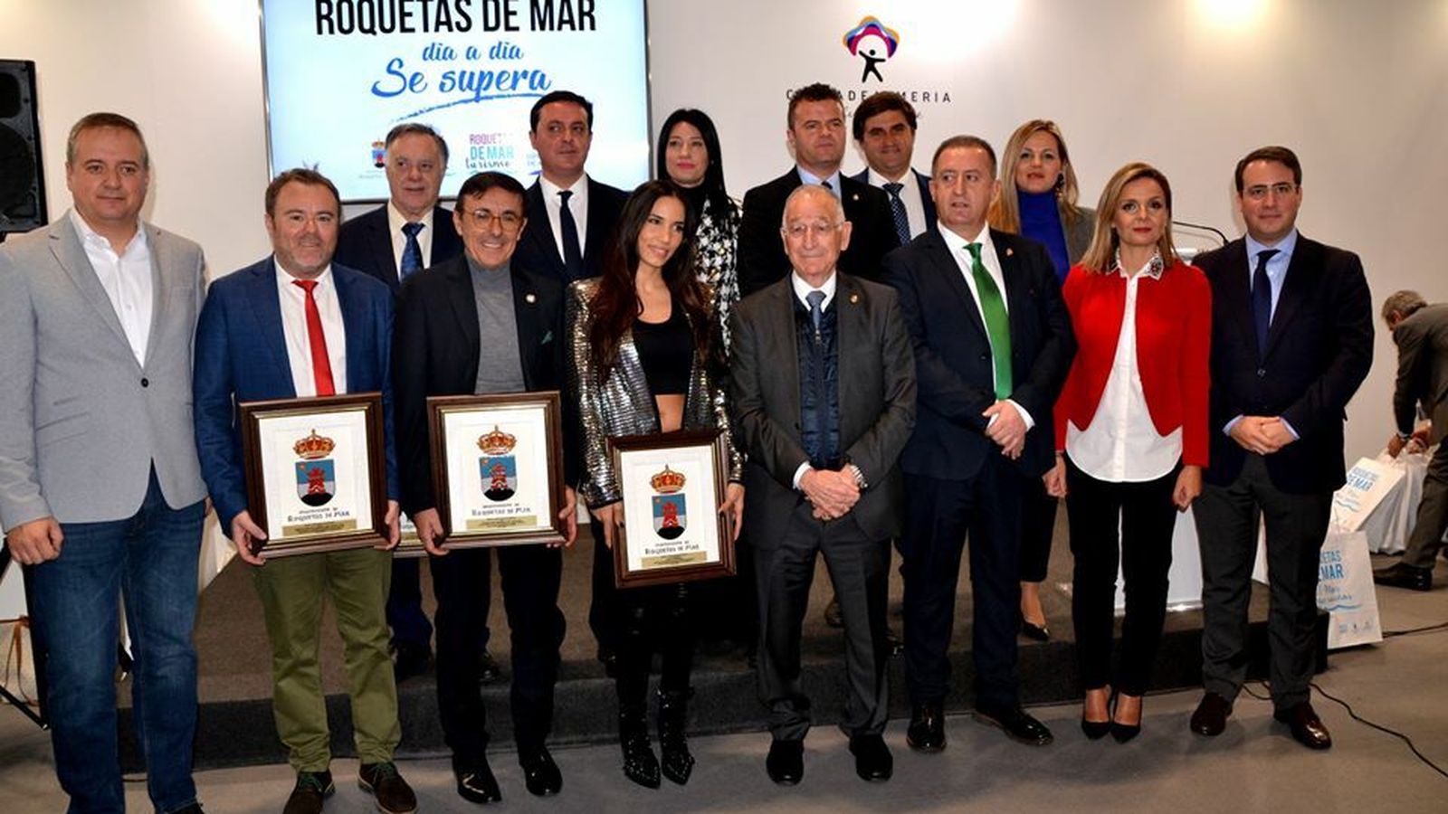 Imagen de todos los premiados y responsables institucionales.