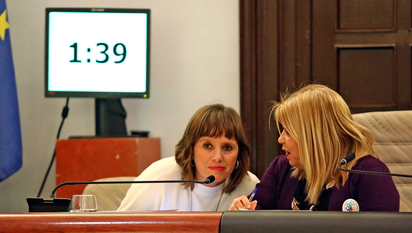 La alcaldesa, Mamen Sánchez, y la delegada de Economía, Laura Álvarez, durante el pleno de presupuestos.