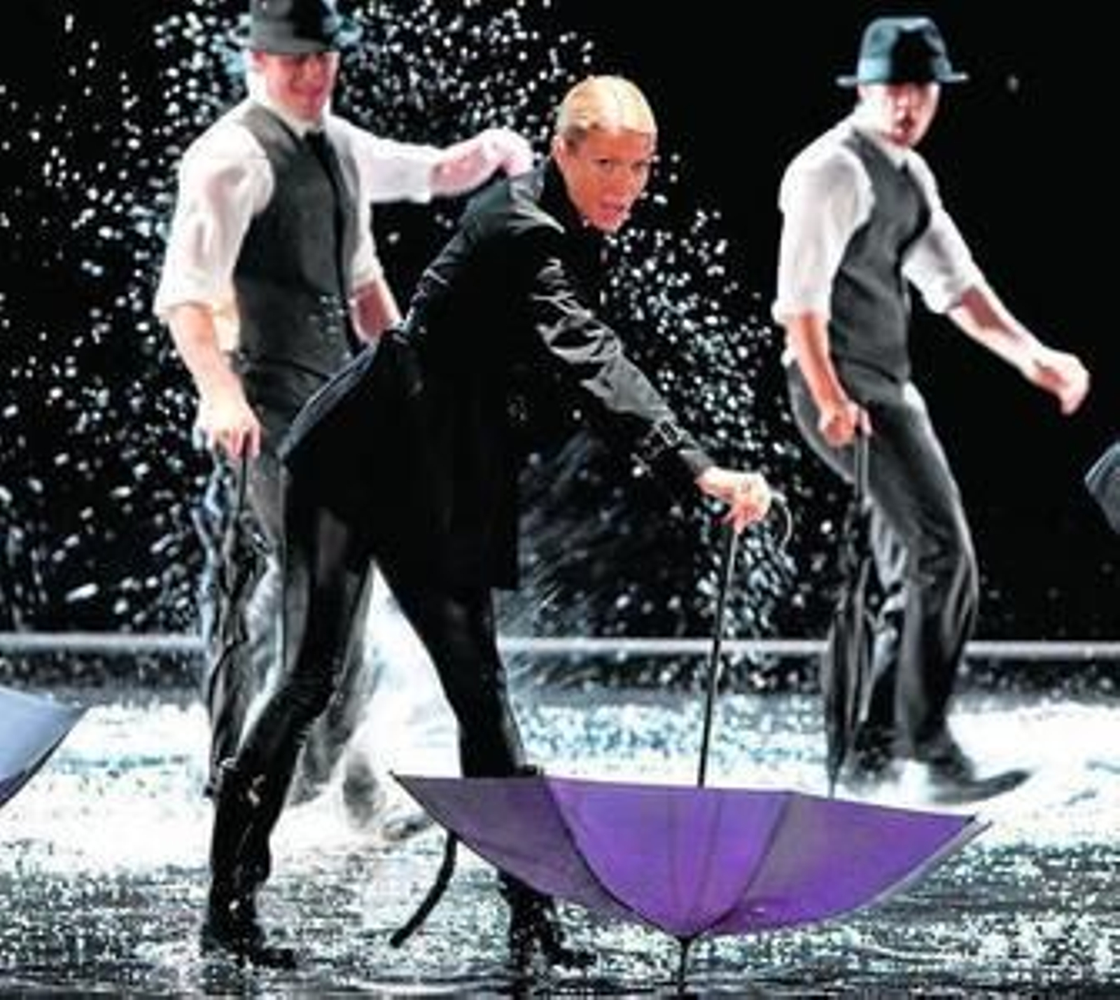 Paltrow en el tema 'Umbrella' de Rihanna, a lo 'Cantando bajo la lluvia'.