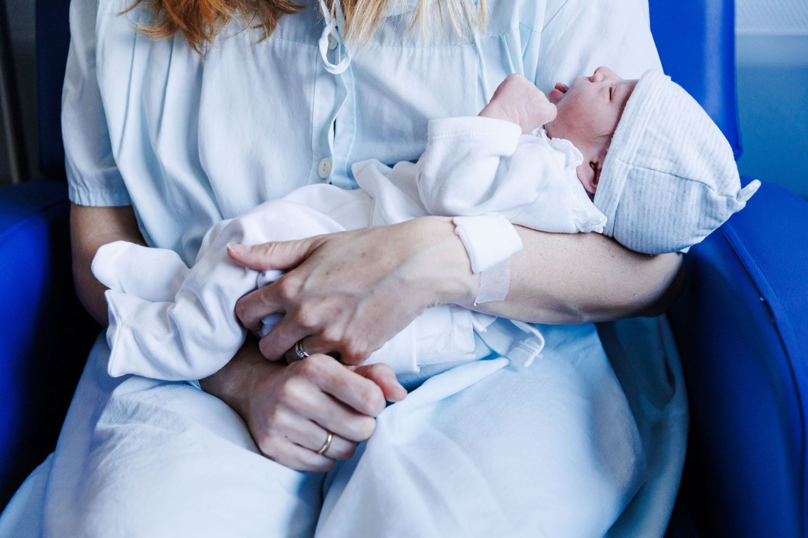 Una madre sostiene a su bebé.
