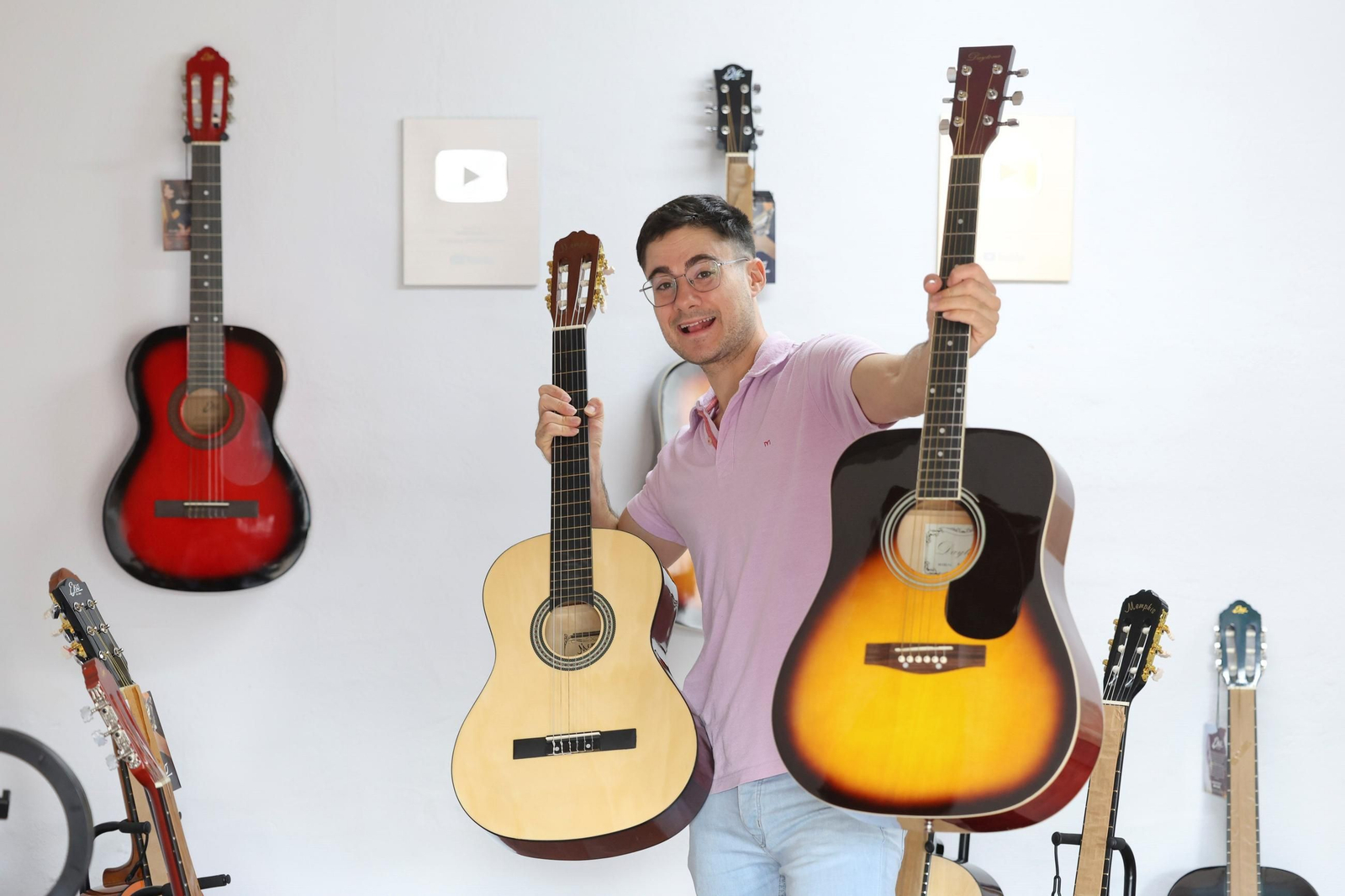 Las fotos de Adrián Campos, el malagueño que triunfa en TikTok y YouTube con sus clases de guitarra
