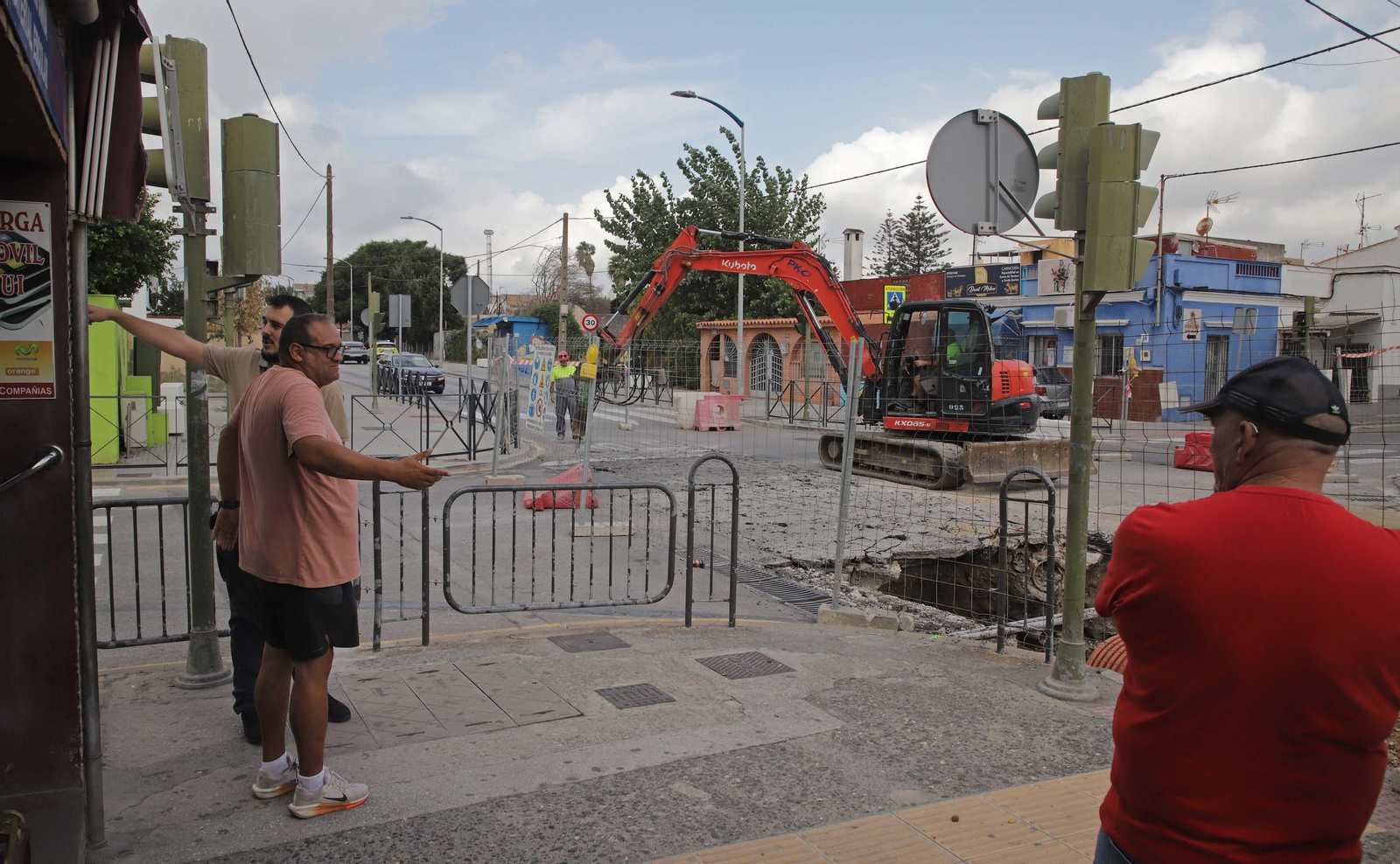 Fotos de las obras de renovación de infraestructuras hidráulicas en la avenida Diputación de Algeciras