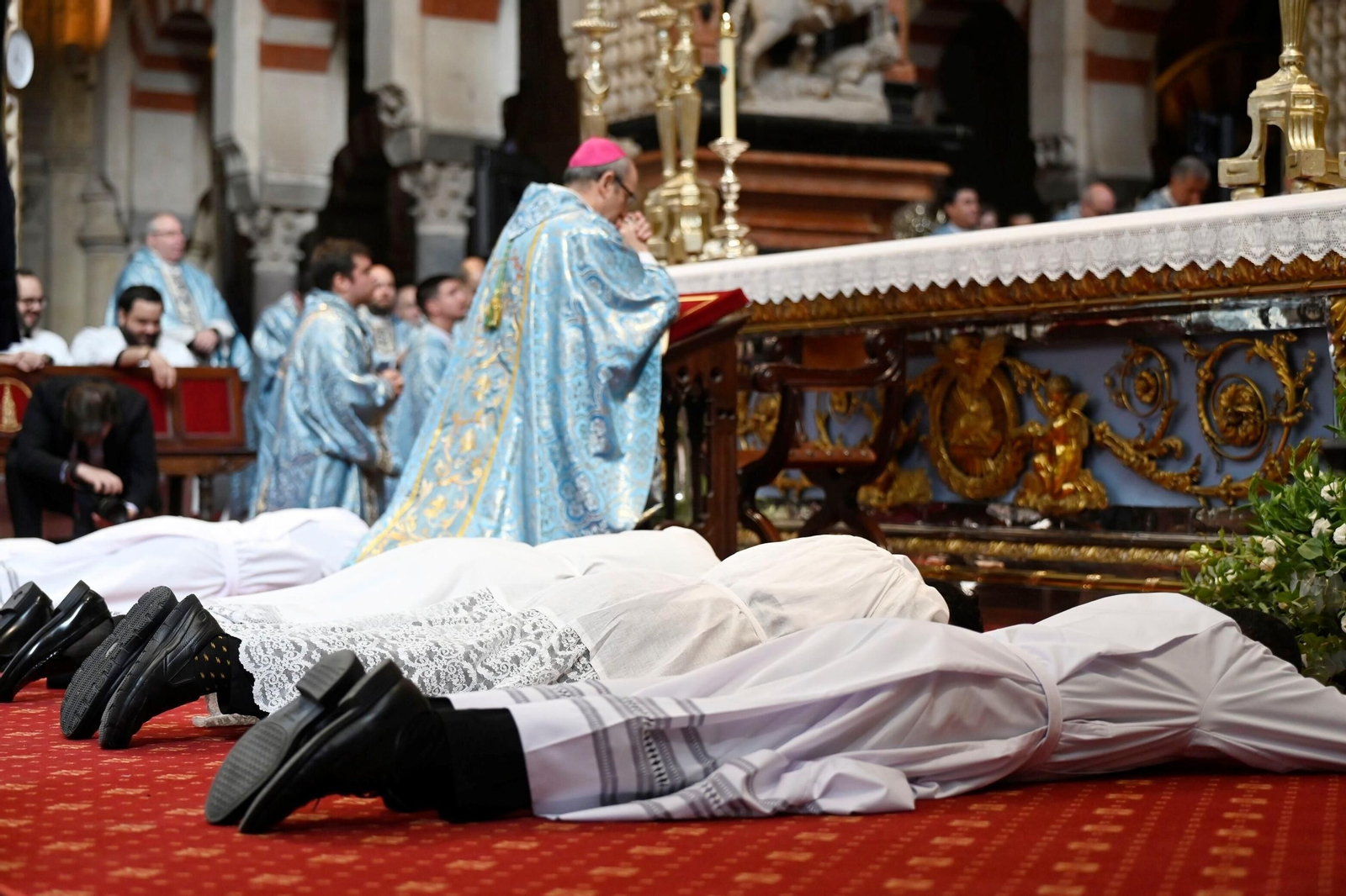 La ordenación de cinco nuevos diáconos en la Catedral de Córdoba, en imágenes