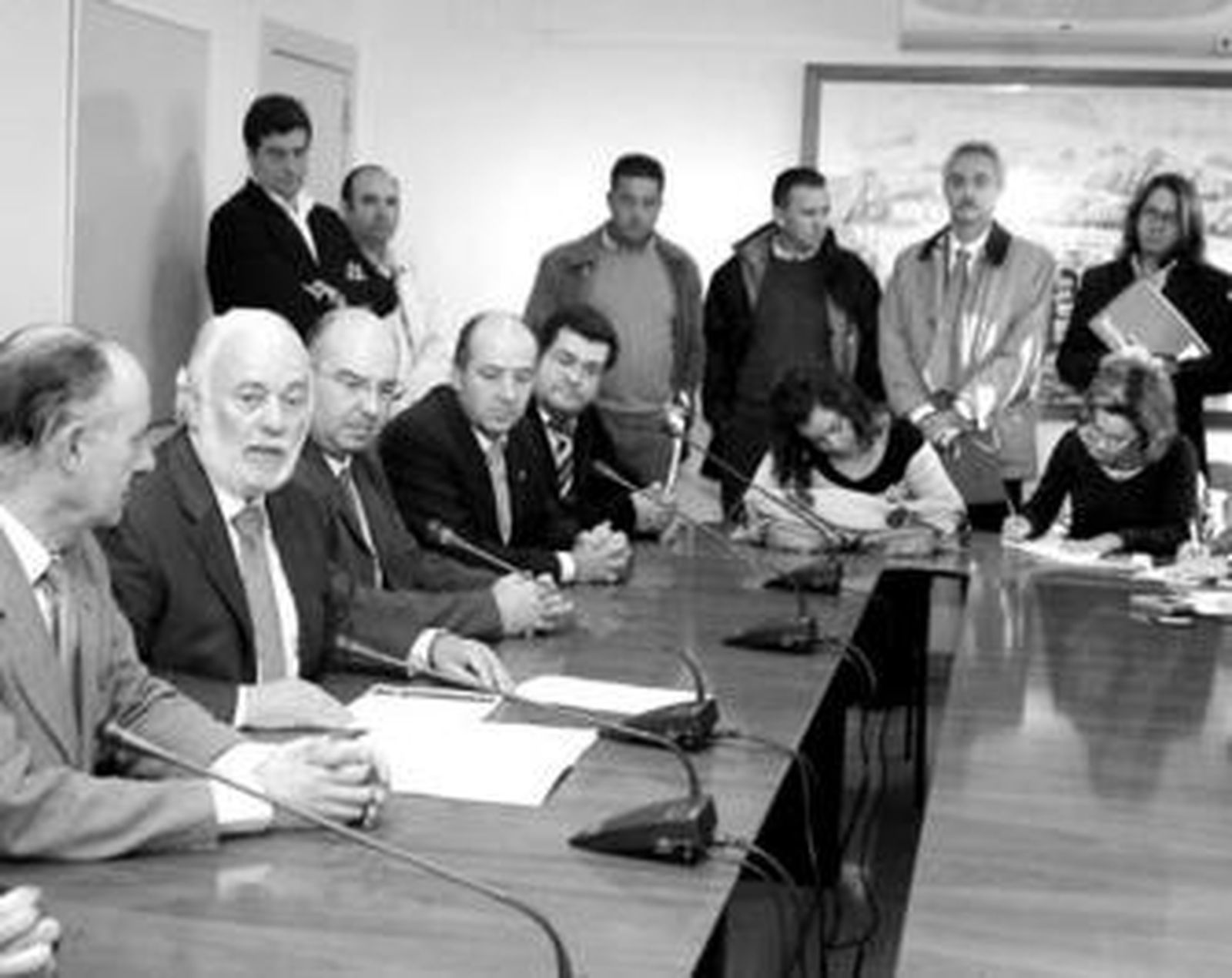 Isaías Pérez Saldaña ayer entre Justo Mañas y el presidente de los regantes, Antonio Guerra.