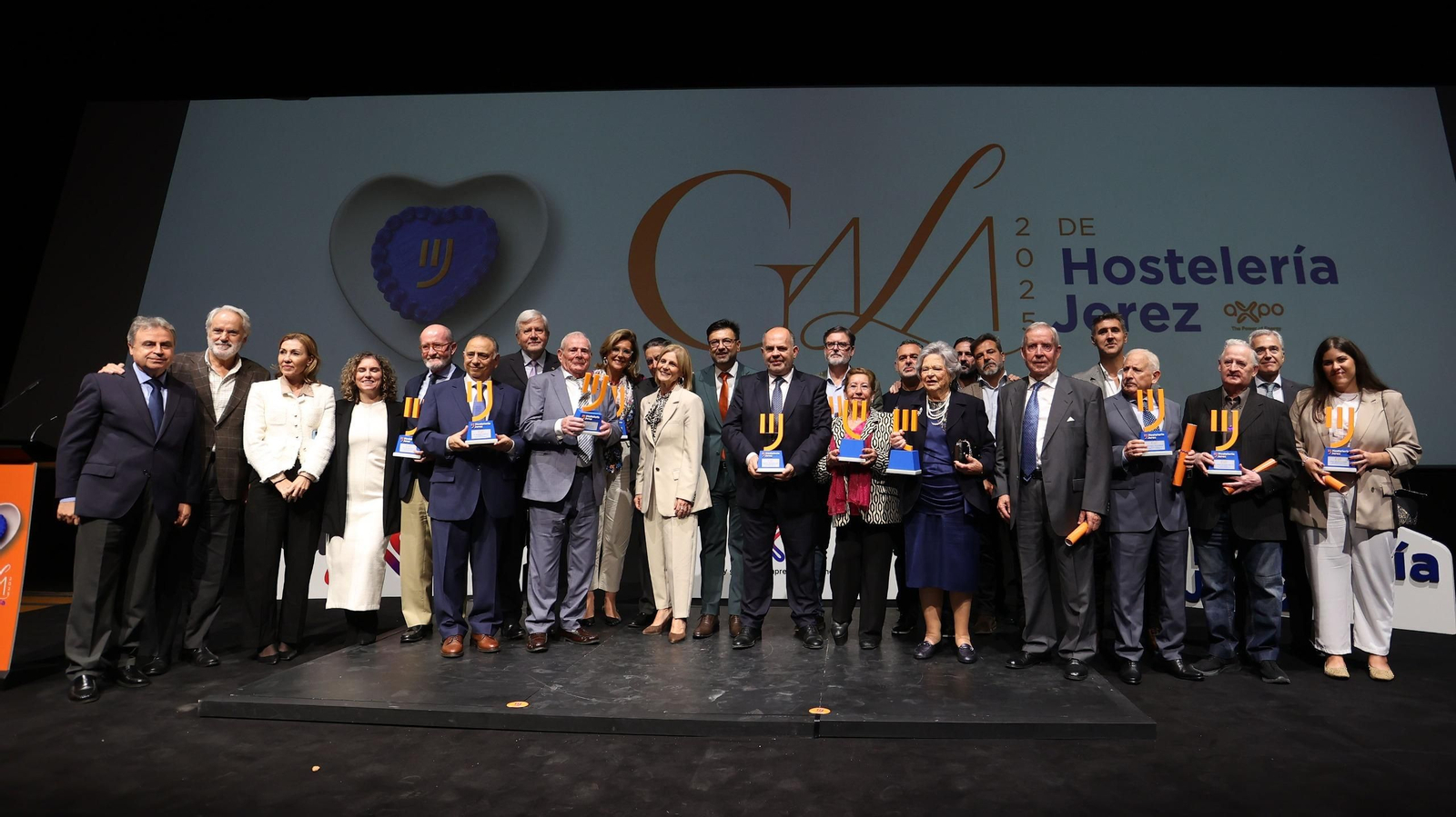 Los premiados en la gala de esta edición posan tras el acto.