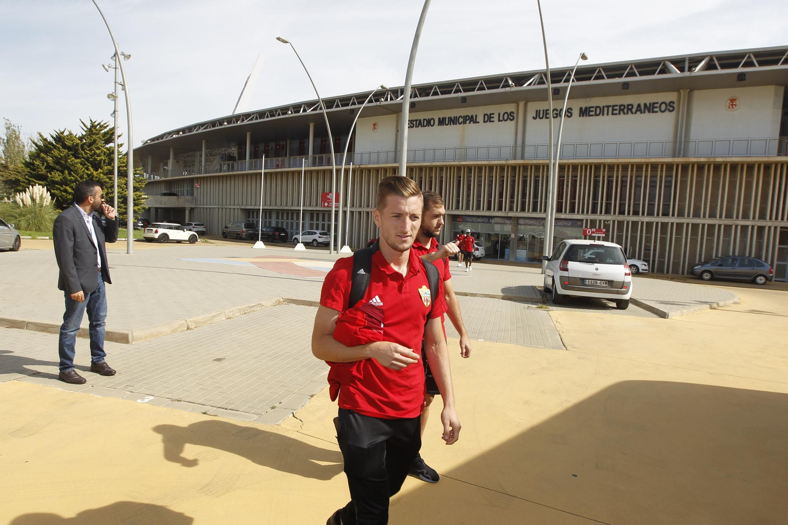 Fotogalería salida jugadores U.D. Almería hacia Alcorcón