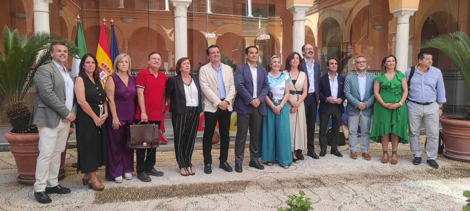 Asistentes al Pleno del Consejo Andaluz de Concertación Local, con el consejero José Antonio Nieto en Córdoba.