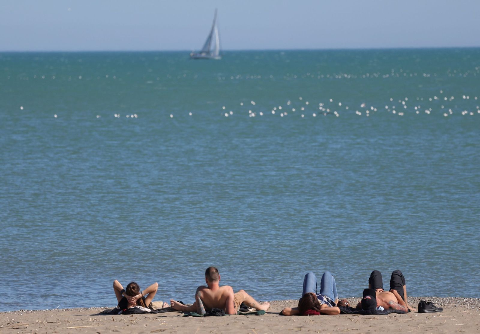 Varios jóvenes en una playa de Málaga.