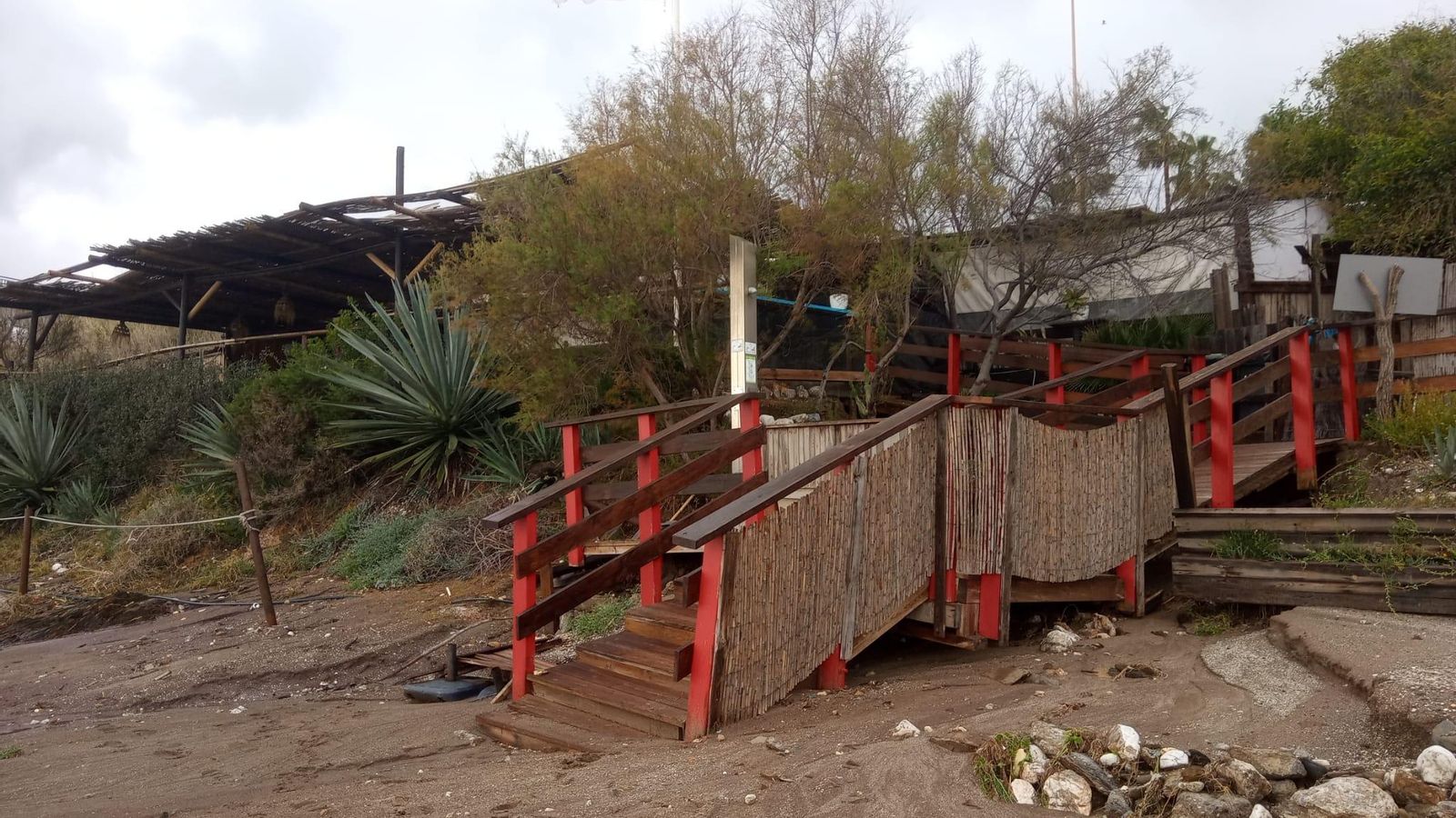 Un chiringuito afectado por el temporal en la playa El Charcón. Un chiringuito afectado por el temporal en la playa El Charcón.