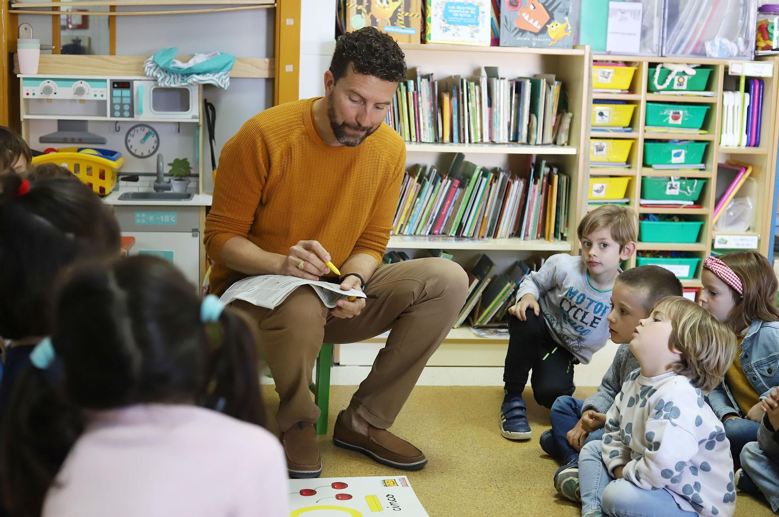 Imágenes de los alumnos de infantil de El Puntal haciendo de periodistas