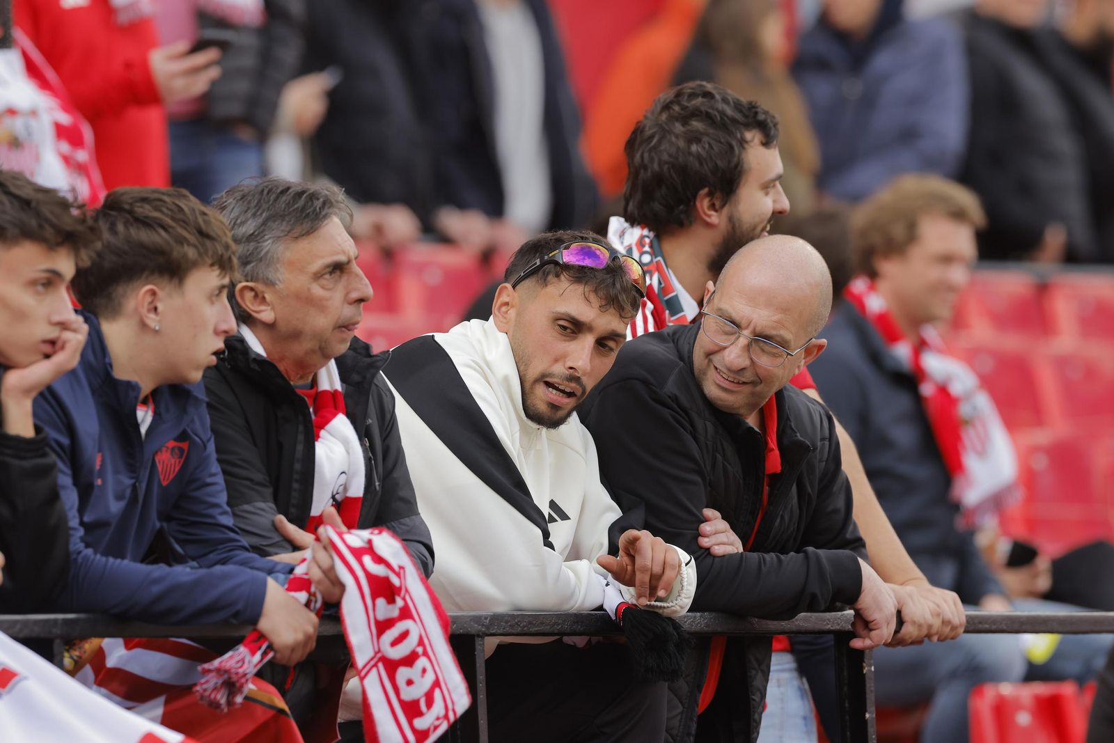 Búscate en las fotos del Sevilla -Betis