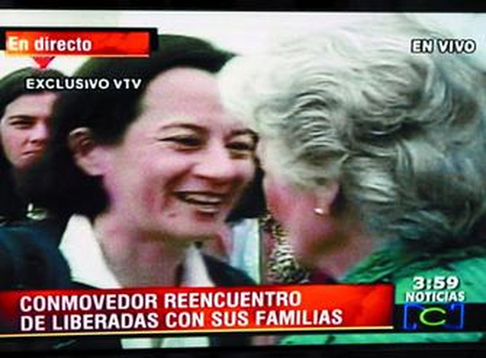 Clara Rojas (izquierda) saluda a su madre a su llegada al aeropuerto de Caracas.