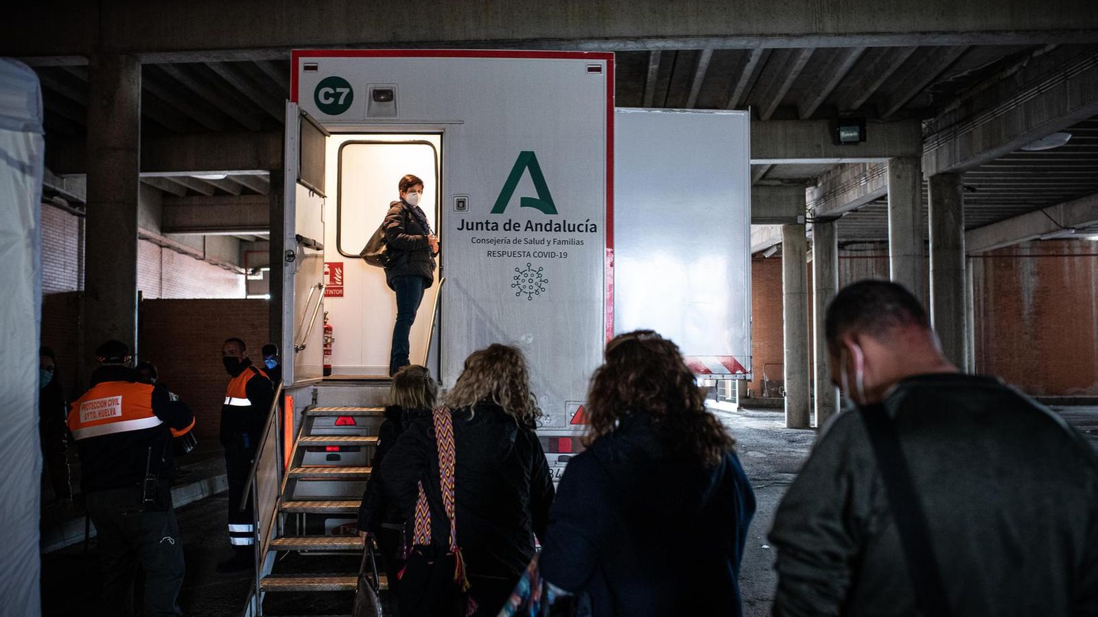 Unidad móvil dispuesta en el párking del estadio Nuevo Colombino.