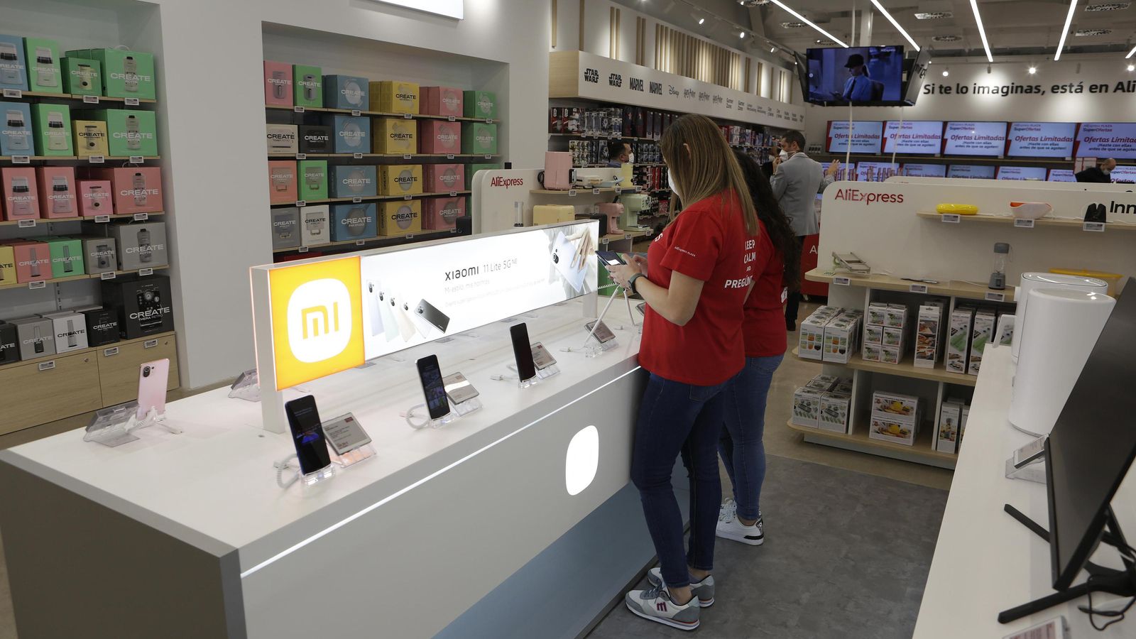 Stand con móviles Xiaomi en la tienda física de AliExpress en Sevilla. Stand con móviles Xiaomi en la tienda física de AliExpress en Sevilla.