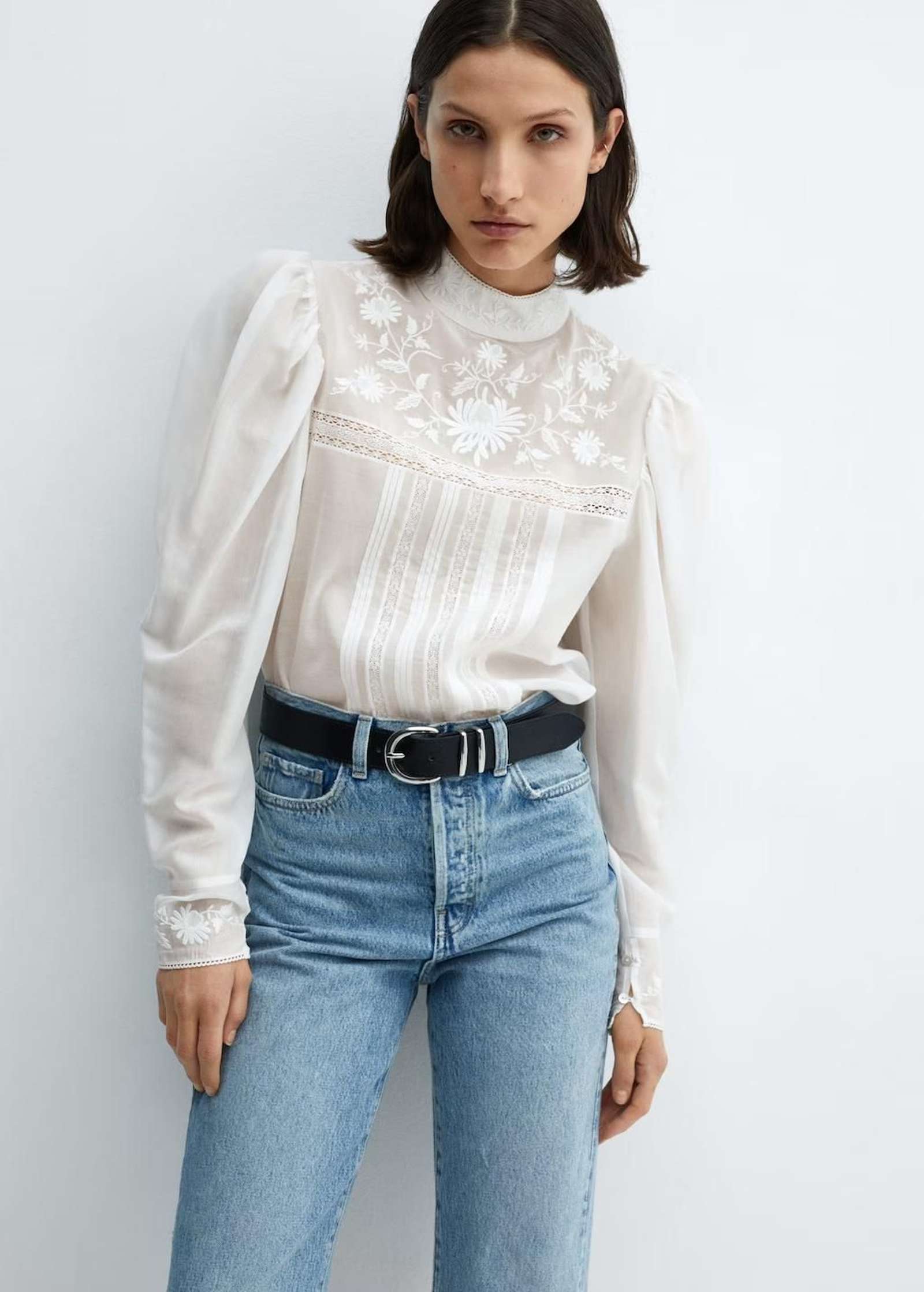 Blusa blanca de encajes de Mango. Blusa blanca de encajes de Mango.