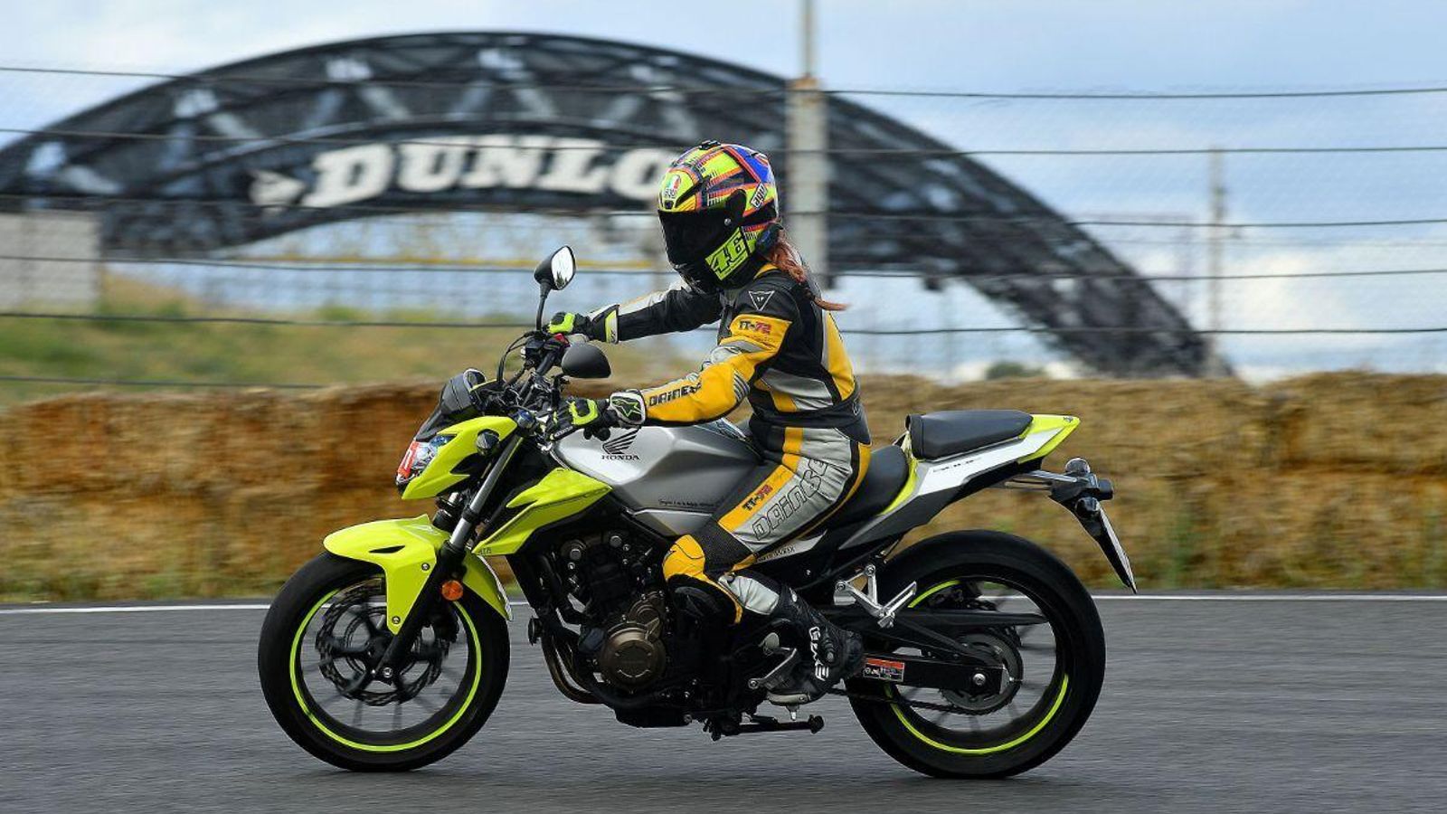 Algunas motos incorporan elementos de colores llamativos o reflectantes que permiten advertirlas mejor.