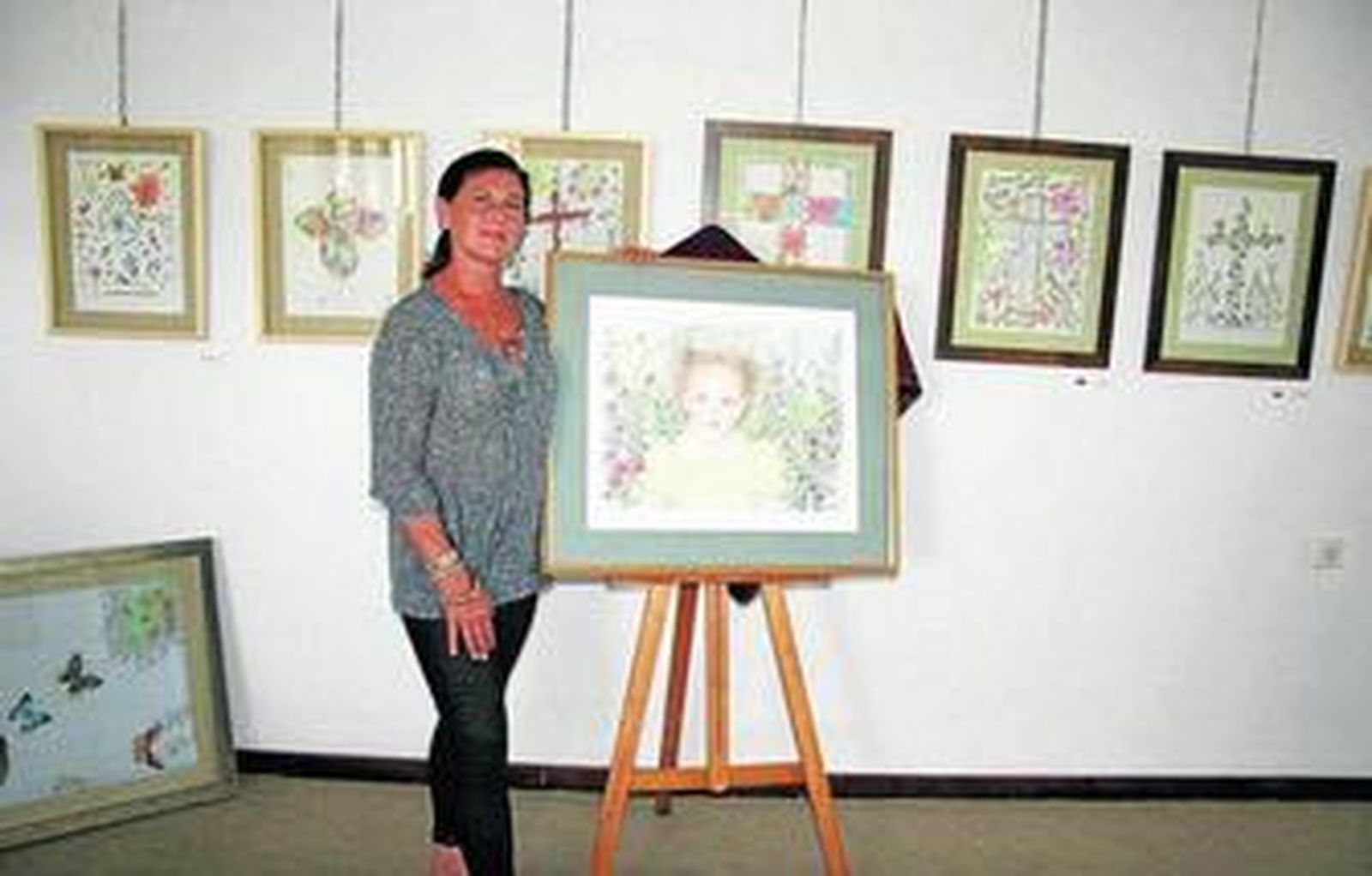 Carlota Caballero, con algunas de las obras que pueden verse en la Casa Grande de Vistahermosa.