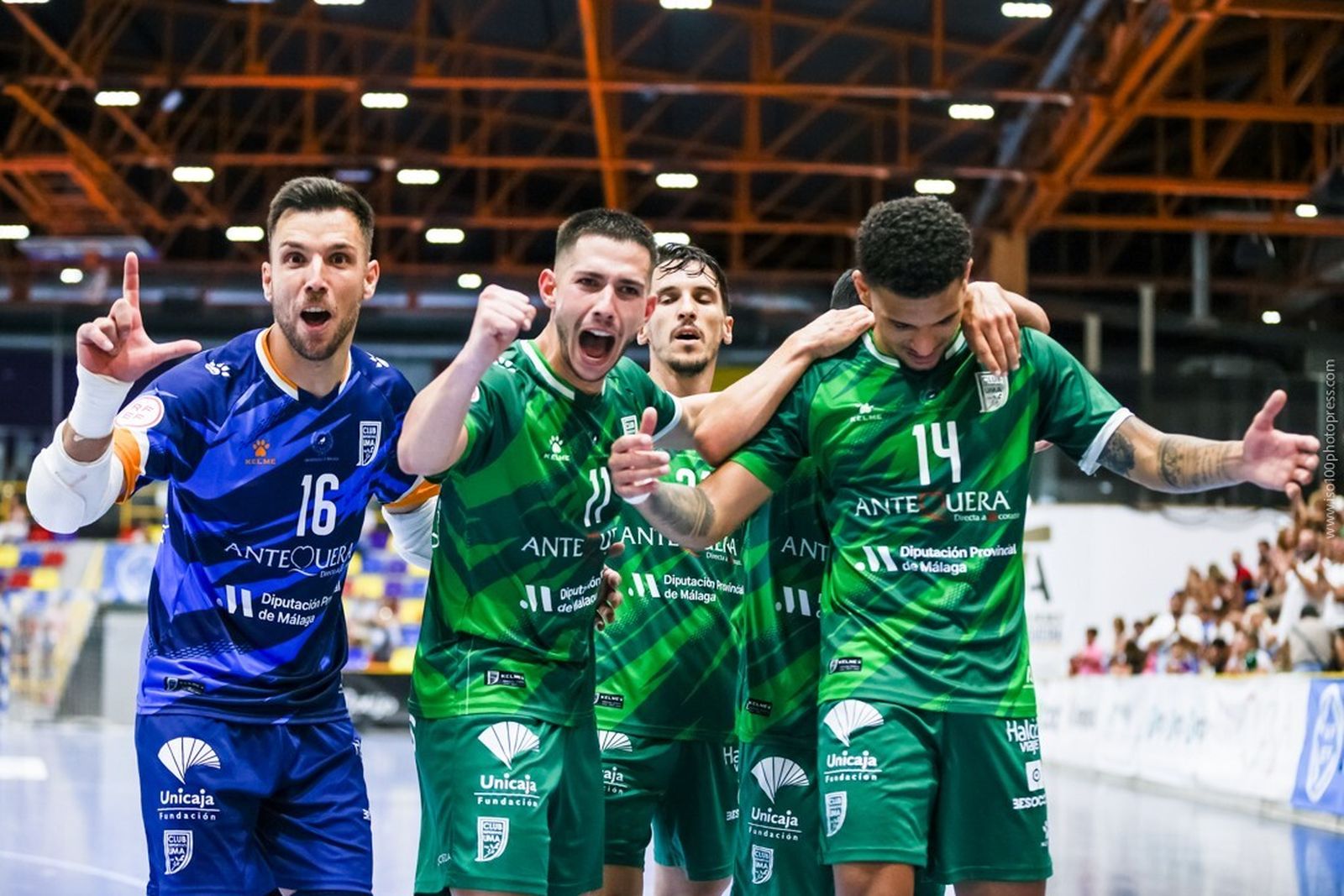 Jugadores del CD UMA Antequera celebran