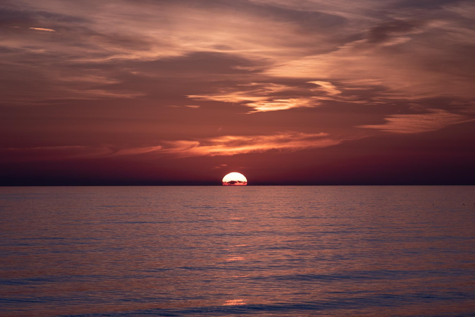 Una puesta de sol en la playa de Los Enebrales