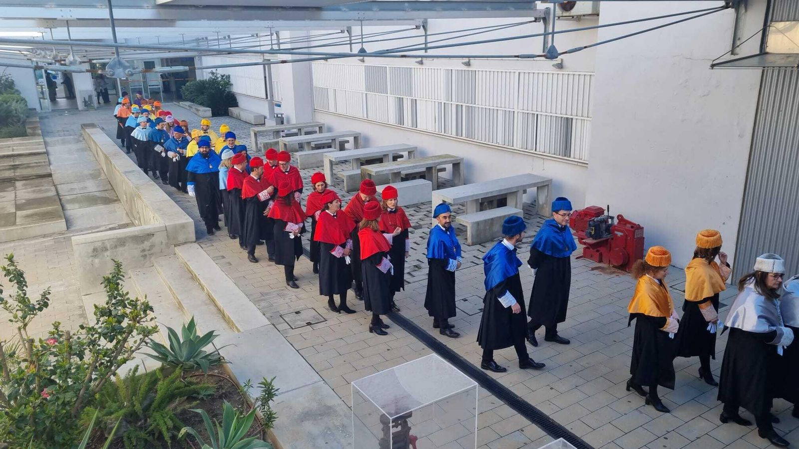 Los nuevos doctores, en fila accediendo al salón de actos