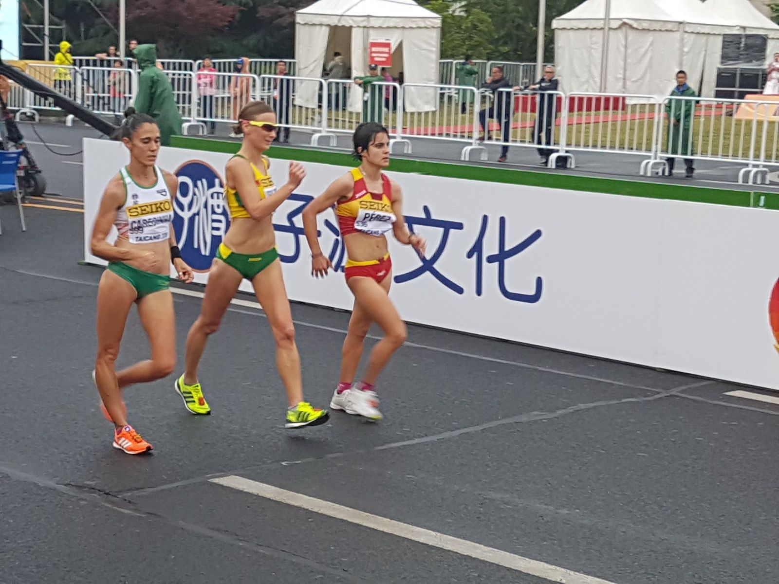María Pérez, junto a dos de sus rivales a mediados de la prueba.