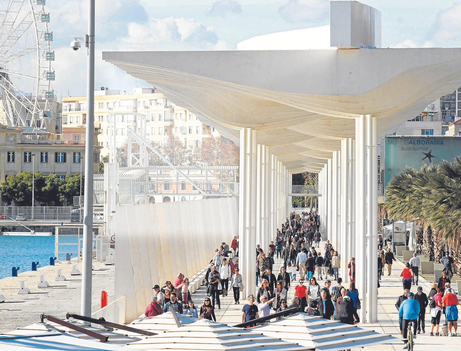 Centenares de personas pasean por el puerto de Málaga
