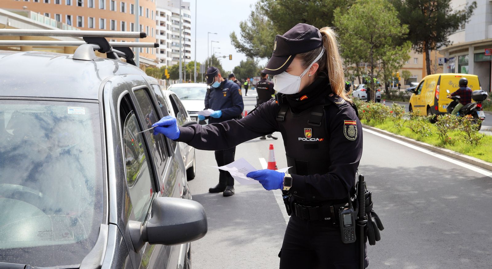 Una agente de la Policía Nacional de Huelva realiza un control de tráfico.