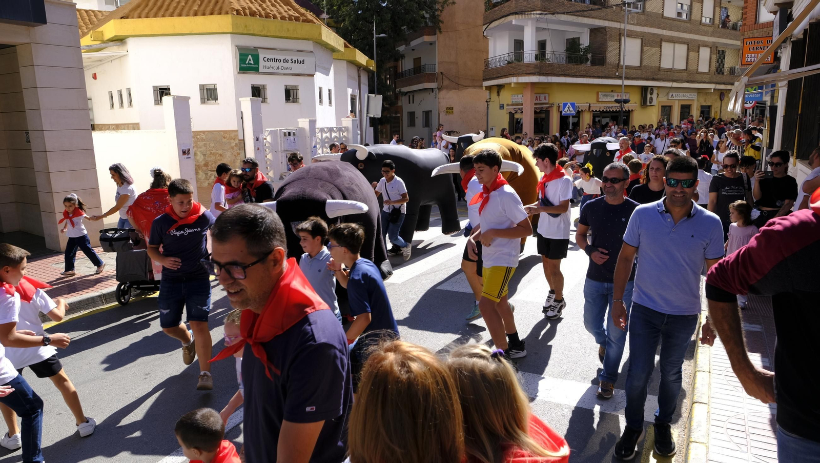 Encierro infantil y gigantes y cabezudos en las Fiestas de Huércal Overa, en imágenes