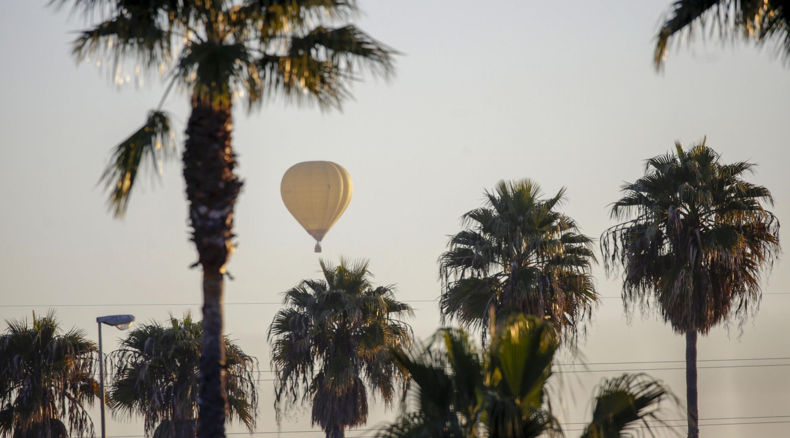 Fotos del heraldo de los Reyes Magos surcando los cielos de Sevilla