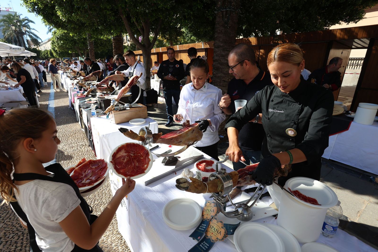 Cortadores de jamón en la plaza del Arenal a beneficio del Hogar San Juan