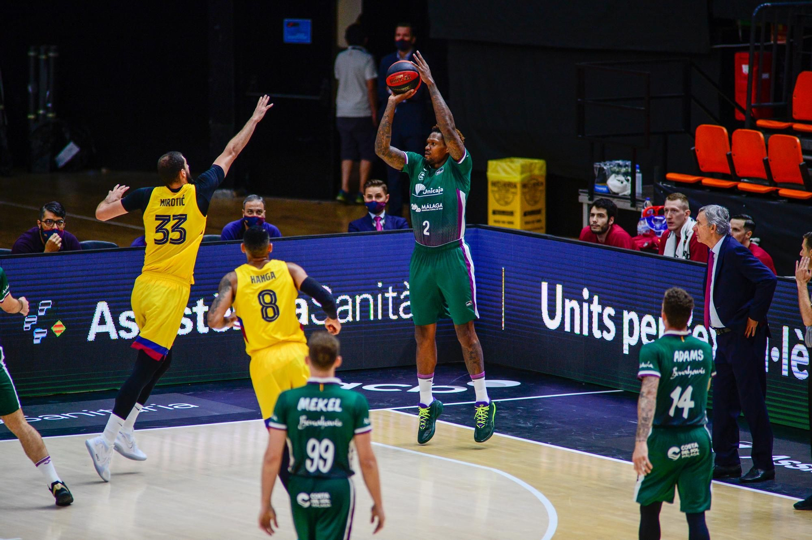 Deon Thompson lanza un triple delante de Mirotic.