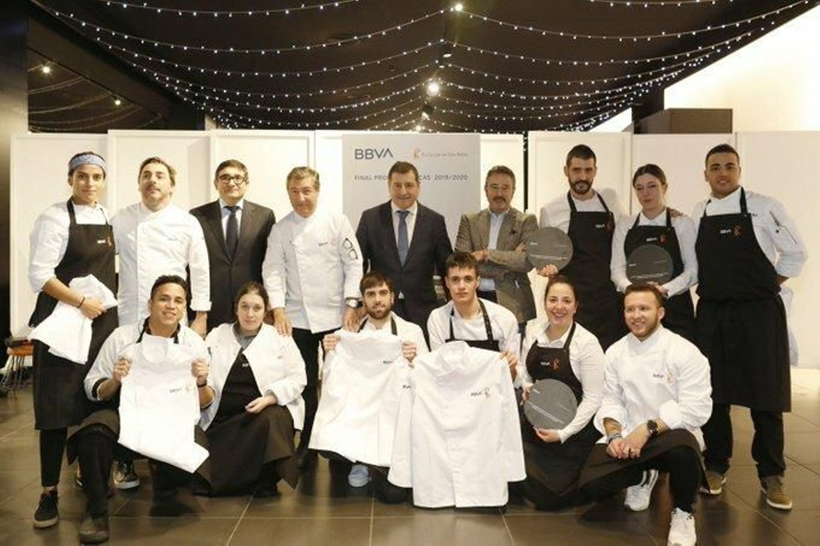 Los ganadores de las becas BBVA-Celler de Can Roca con Luque en el centro