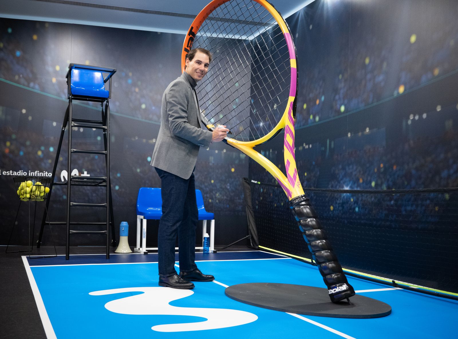 Rafa Nadal ha sido el primero en hacer el recorrido por la tienda de Madrid.