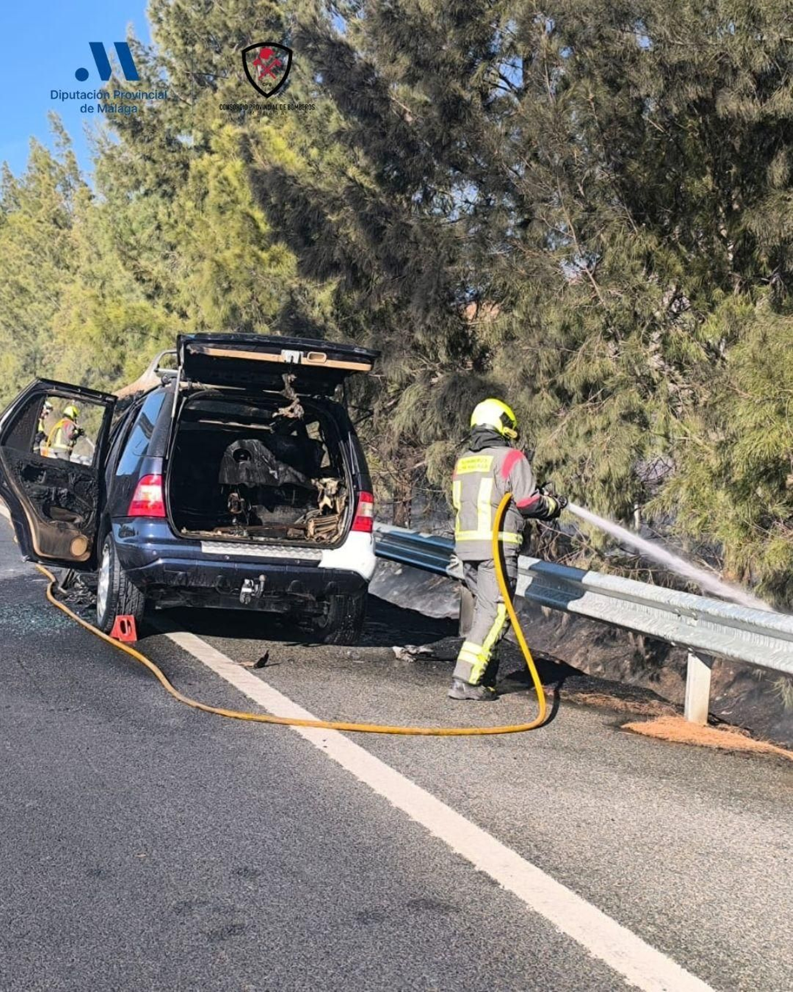 Actuación de la dotación del Cuerpo Provincial de Bomberos de Antequera en el incendio de un coche en carretera.