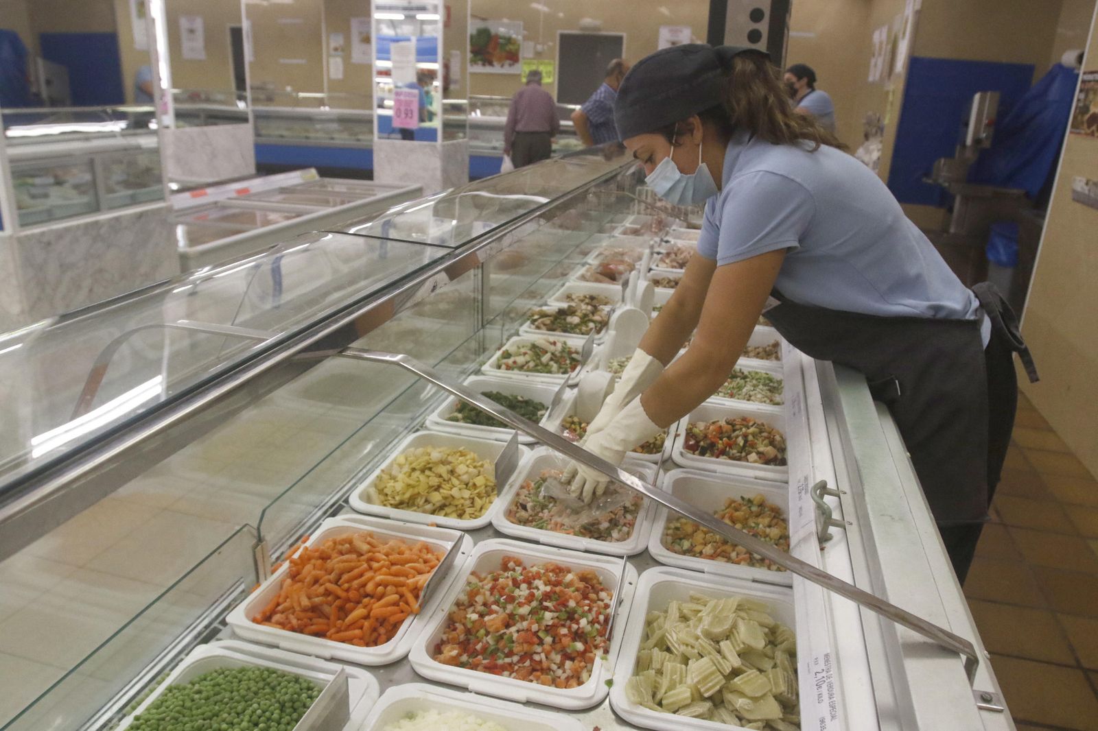 Una trabajadora de Congelados Copos de la calle Rodolfo Gil, en Ciudad Jardín.