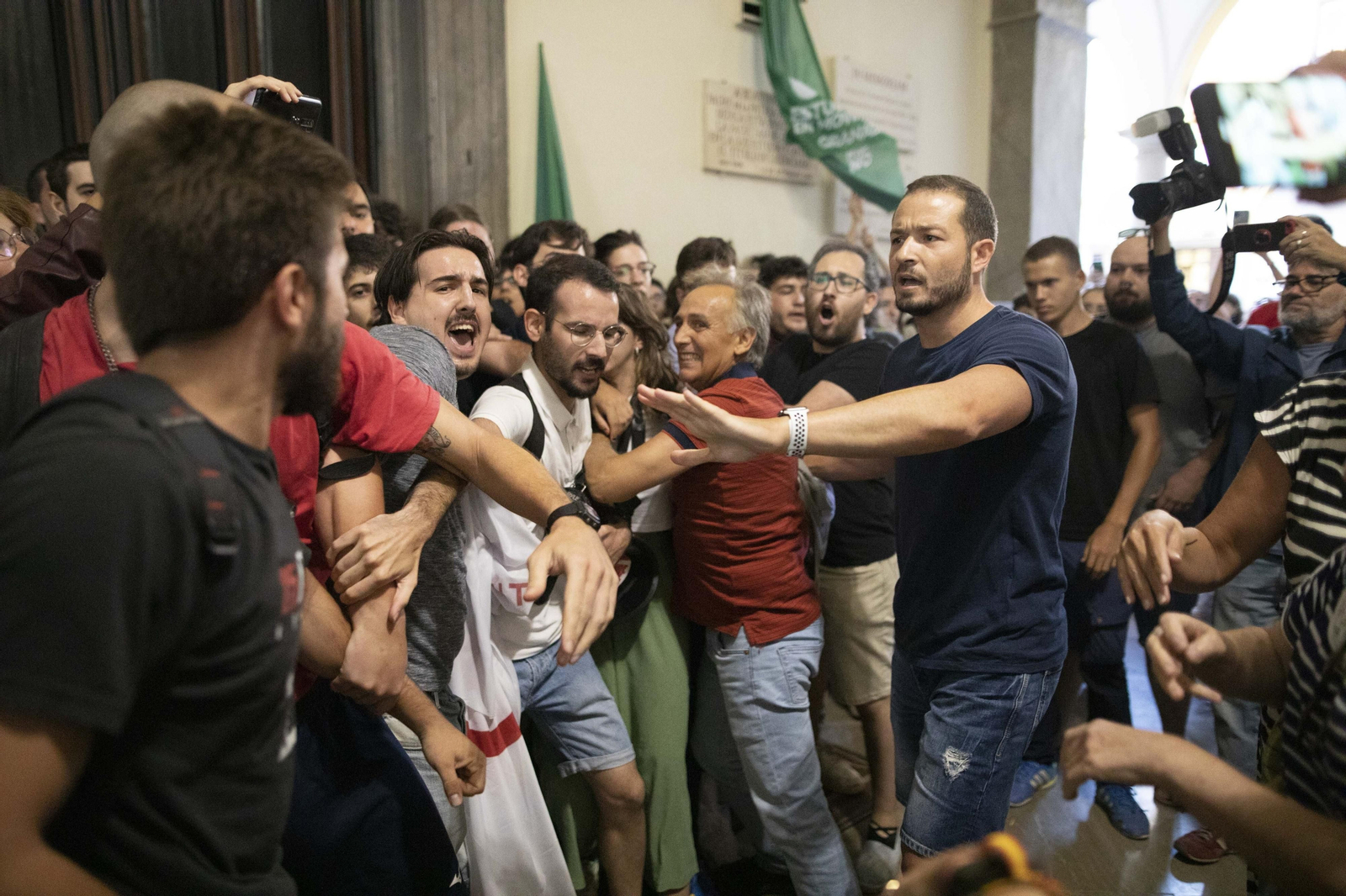 Altercados en la conferencia de Macarena Olona en Granada