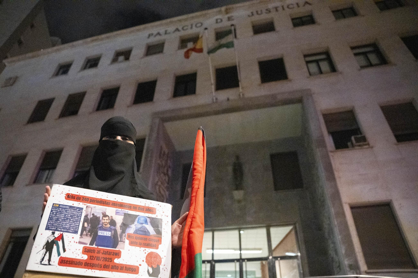 La Plataforma Almería por Palestina se manifiesta por la situación en Gaza, en imágenes