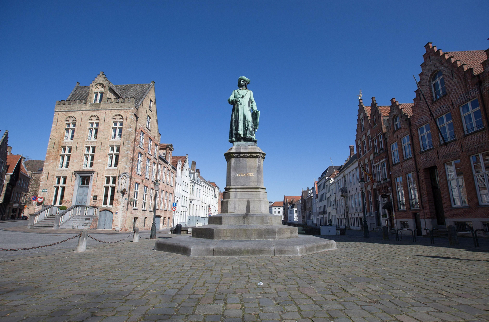 Bélgica: Fantasmagórico aspecto de Brujas