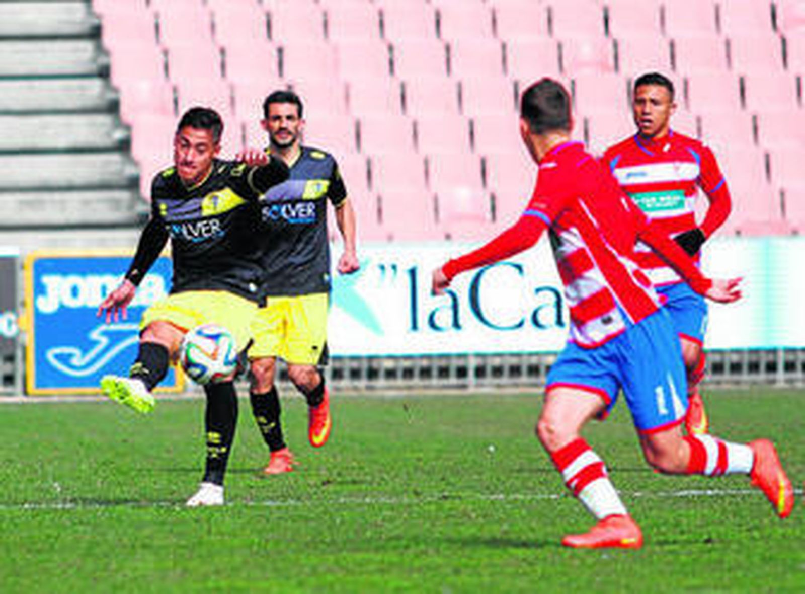 Hugo Rodríguez golpea el esférico en el partido contra el Granada B.