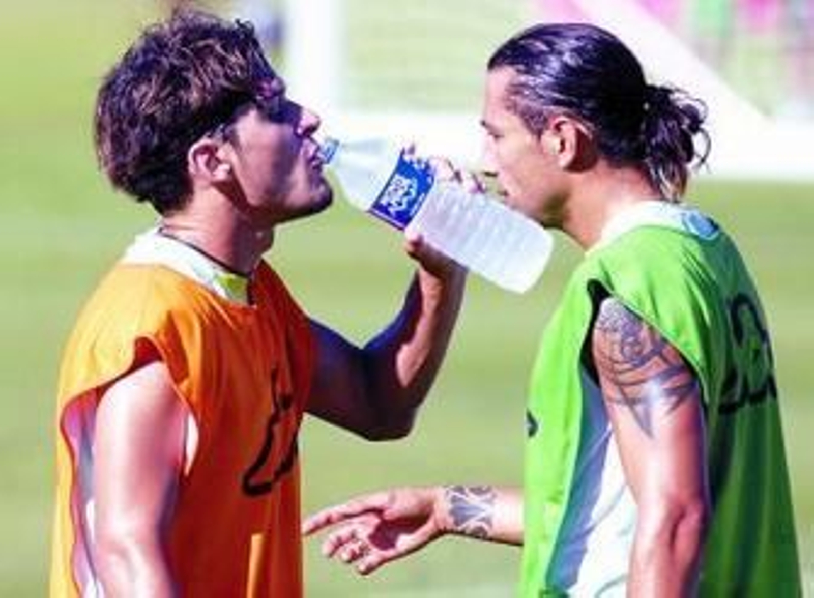 Edu bebe agua junto a José Mari.