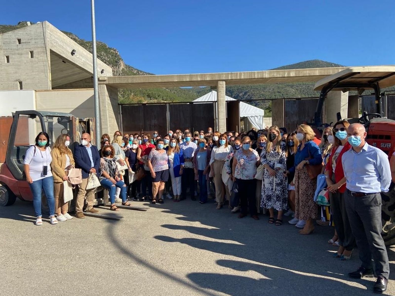 Foto de familia de las participantes en la jornada formativa, con la presidenta de Diputación