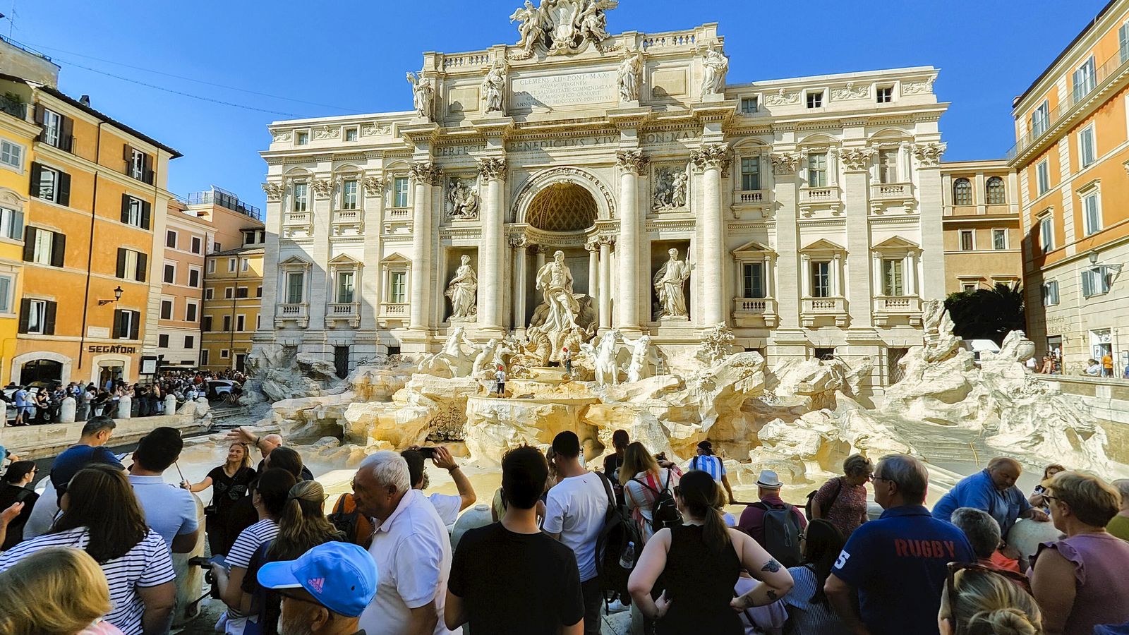 Una imagen reciente de la Fontana de Trevi, vacía para su rehabilitación, en Roma.
