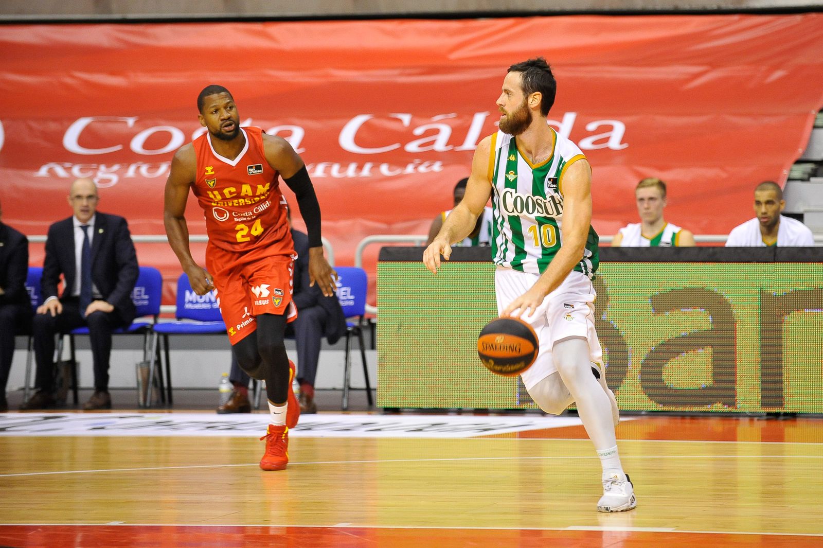 Pablo Almazán, defendido por DJ Strawberry en el partido de la primra vuelta.